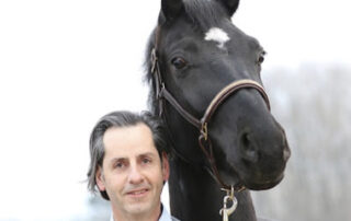 Dr. Erich Scherr arbeitet in einer Gemeinschaftspraxis und ist auf Pferde spezialisiert.