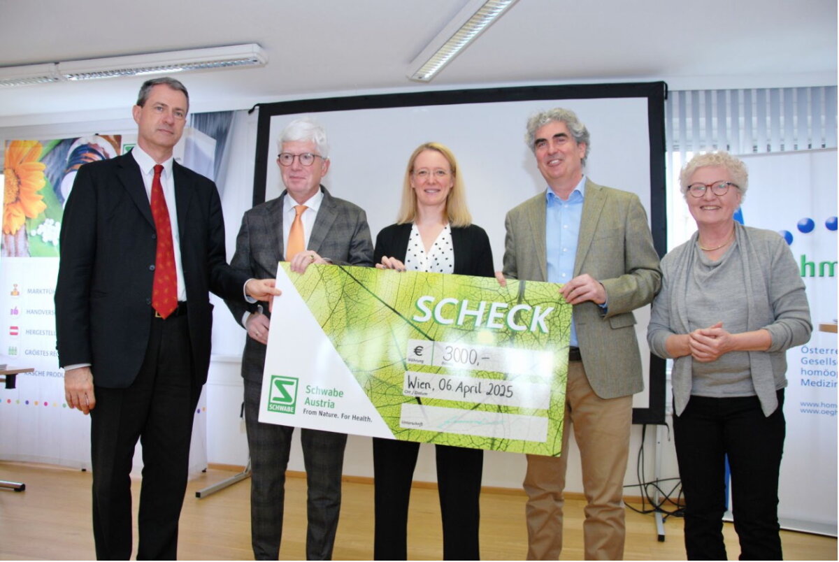 Studienleiter Dr. Michael Takacs wurde gemeinsam mit seinen Co-Autoren Dr. Petra Weiermayer und Dr. Michael Frass für die hervorragende Studie „Use of Homeopathy in Patients Suffering from Long COVID-19 (LONGCOVIHOM): A Case Series“ ausgezeichnet.